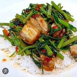 ผัดผักบุ้งราดข้าว[เลือกเนื้อสัตว์ได้ค่ะ]