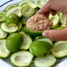 มะม่วงกะตอยเปรี้ยวๆพร้อมพริกเกลือลาว