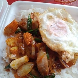 พริกเผาหมูกรอบราดข้าวไข่