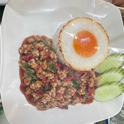 กระเพาหมูสับราดข้าว