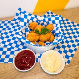 โครเกต์มันฝรั่ง เสิร์ฟพร้อมมายองเนสและซอสมะเขือเทศ