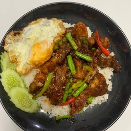 ผัดพริกแกงหมูกรอบ