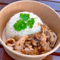 หมูผัดกะเทียมพริกไทย ราดข้าว