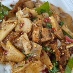 กระเพราหมูกรอบหน่อไม้กับข้าว