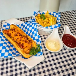 ฮอตดอกราดซอสชิลเบคอน + เฟรนช์ฟรายส์