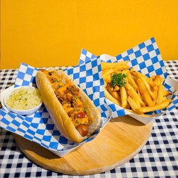 ฮอตดอกราดซอสเนื้อเผ็ด คอนกาเน่ราดชิลซอส + เฟรนช์ฟรายส์