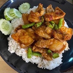 ผัดพริกแกงหมูสามชั้น