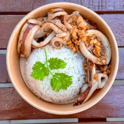 หมึกผัดกะเทียมพริกไทย ราดข้าว