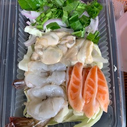 ยำ กุ้ง แชลม่อน หอย