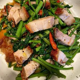 ผัดผักบุ้งหมูกรอบไฟนรก (ราดข้าว)