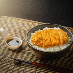 ข้าวหน้าไก่ทอดทงคัตสึ