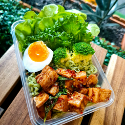 บะหมี่กระเพราหมูกรอบจากพืช