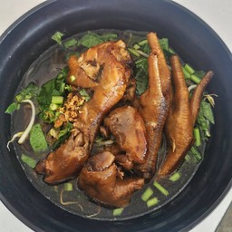 ก๋วยเตี๋ยวไก่ตุ๋นรวมน่อง