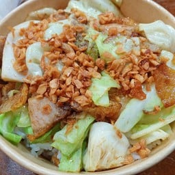 กะหล่ำปลีน้ำปลาหมูกรอบ ราดข้าว