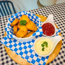 แฮชบราวน์ฟรายส์ เสิร์ฟพร้อมมายองเนสและซอสมะเขือเทศ