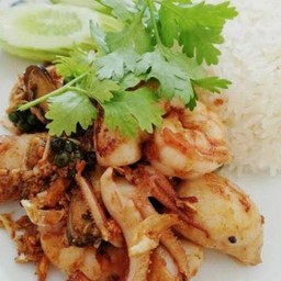 ข้าวราดหมึกกระเทียม