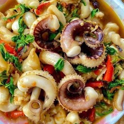 กะเพราปลาหมึกราดข้าว   100กรัม