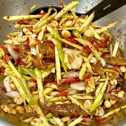 ยำมะม่วงปลากรอบ