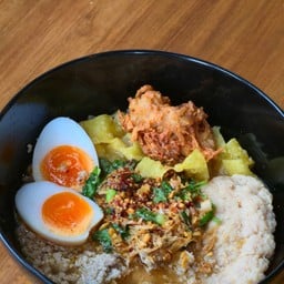 ก๋วยเตี๋ยวต้มยำหมูเด้งยักษ์ ไข่มะตูม