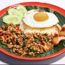 กะเพราหมูสับ+ไส้กรอก+ไข่ดาว