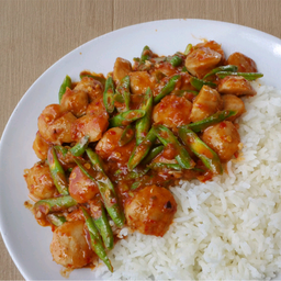 ผัดเครื่องแกงลูกชิ้นเนื้อราดข้าว