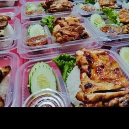 ข้าวหน้าไก่ย่างน้ำจิ้มแจ๋ว