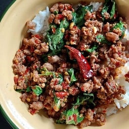 เนื้อบดโคขุนกะเพราพริกแห้ง