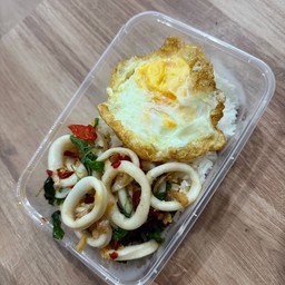 ข้าวผัดกระเพราปลาหมึก