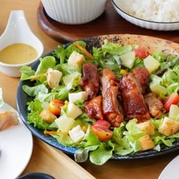 สลัดไก่ย่างเสริฟกับซอสฮันนี่มัสตาร์ด