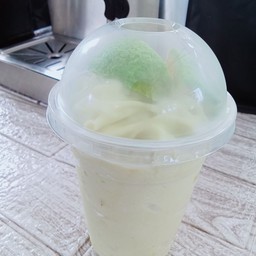 ร้านผลไม้สดปั่น ผลไม้สดปอกหน้าวัดป่าซาง