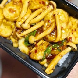 กะเพราเห็ดรวมเต้าหู้ไข่กับข้าว