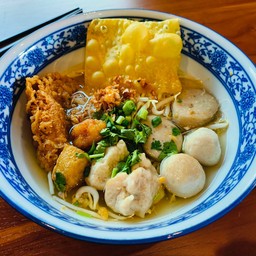 ก๋วยเตี๋ยวลูกชิ้นฟ้าฉาย