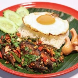 กะเพราปลาดุก+ไส้กรอก+ไข่ดาว