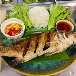 ข้าวปลากะพงทอดราดน้ำปลา