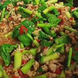 ข้าวหน้ากระเพราหมูสับใส่คะน้า