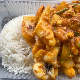 ผงกระหรี่ปลาหมึกราดข้าว