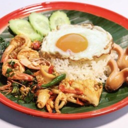 กะเพราทะเล+ไส้กรอก+ไข่ดาว