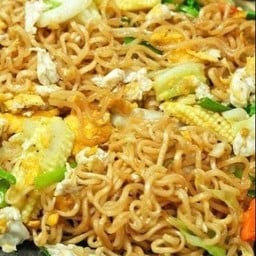 มาม่า - ผัดไข่