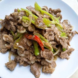 เนื้อชิ้นผัดพริกหยวกพริกสด ราดข้าว