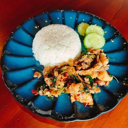 ข้าวผัดกระเพราเนื้อข้อขาหมู