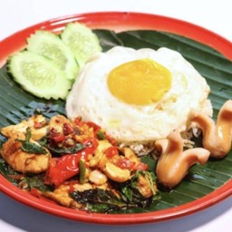 กะเพราหมูชิ้น+ไส้กรอก+ไข่ดาว