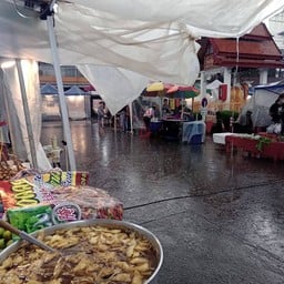 ร้านกระเพาะปลาน้ำแดงและ ยำข้าวคลุกแหนม น้องฝน