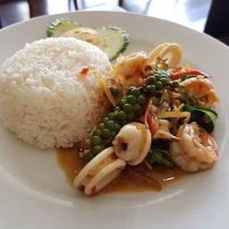 ผัดฉ่าราดข้าว