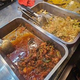 ร้านข้าวแกงรอบดึก