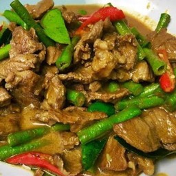 ผัดพริกแกงเนื้อชิ้น ราดข้าว