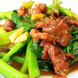 เนื้อชิ้นผัดคะน้าน้ำมันหอย ราดข้าว