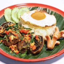 กะเพราไข่เยี่ยวม้า+ไส้กรอก+ไข่ดาว
