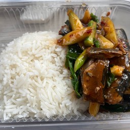 คะน้าปลากระป๋องราดข้าว ใช้ 2 ป๋องครับ