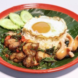 กะเพราหมูกรอบ+ไส้กรอก+ไข่ดาว