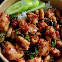 ไก่เนื้อน่องกะเพราพริกแห้ง